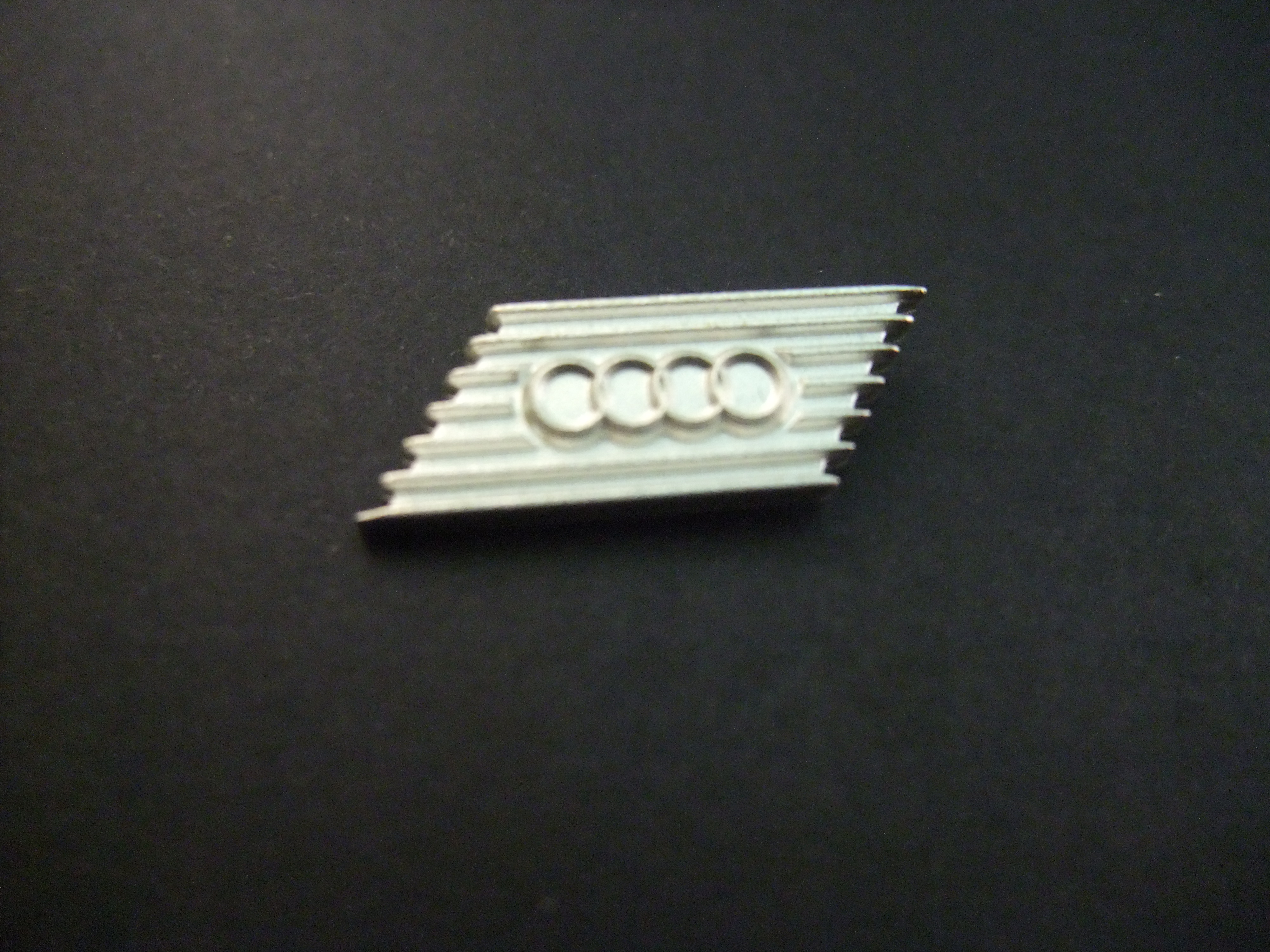 Audi logo zilverkleurig gestreept